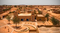 Penggunaan batu bata merah sebagai bahan utama pembangunan masjid tersebut dilakukan agar suhu ruangan di dua bangunan itu tetap terasa sejuk. Istimewa/Dok. James Wang via Archdaily.