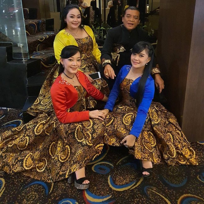 Didi Kempot dan Yan Vellia terpaut usia 15 tahun. Didi Kempot lahir pada 31 Desember 1966, sedangkan Yan Vellia pada 29 November 1981. Foto: Instagram @yanvellia_dkmanagement