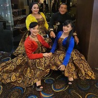 Didi Kempot dan Yan Vellia terpaut usia 15 tahun. Didi Kempot lahir pada 31 Desember 1966, sedangkan Yan Vellia pada 29 November 1981. Foto: Instagram @yanvellia_dkmanagement