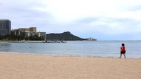 Letak Hawaii yang dipisahkan lautan membuat mobilitas turis mancanegara menjadi minim. Senasib dengan negara-negara lain di Samudra Pasifik, jumlah orang yang terjangkit COVID-19 di sana jumlahnya sedikit. Dilaporkan Associated Press, Selasa (5/5/2020) di Hawaii ada 600 kasus Corona dengan jumlah korban meninggal mencapai 16 orang.