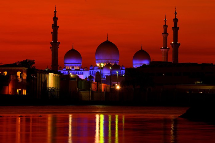 Masjid Agung Shiekh Zayed yang berada di Abu Dhabi, UEA tampak indah saat senja. Masjid ini merupakan masjid terbesar ketiga yang memilimi 88 kubah.