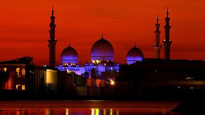 Keindahan Masjid Sheikh Zayed Saat Senja