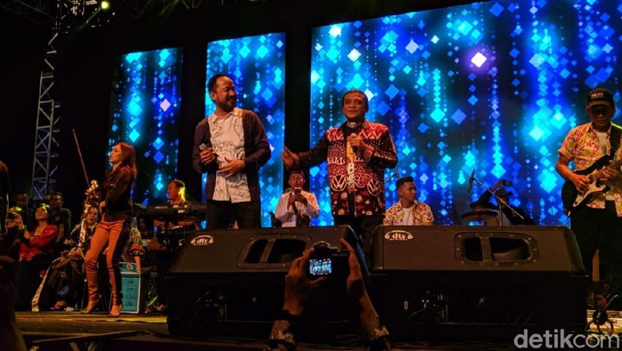 Didi Kempot saat konser di Ponorogo bersama dengan Bupati Ipong