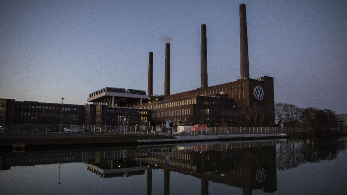 WOLFSBURG, GERMANY - MARCH 31: The Volkswagen factory during twilight following a halt to car production on March 31, 2020 in Wolfsburg, Germany. Volkswagen extended the shutdown of factories in Germany until April 19 amid COVID-19 coronavirus outbreak. (Photo by Maja Hitij/Getty Images)