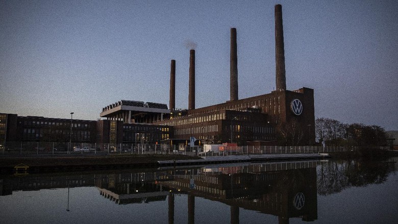 Pabrik Wolkswagen WOLFSBURG, GERMANY - MARCH 31: The Volkswagen factory during twilight following a halt to car production on March 31, 2020 in Wolfsburg, Germany. Volkswagen extended the shutdown of factories in Germany until April 19 amid COVID-19 coronavirus outbreak. (Photo by Maja Hitij/Getty Images)