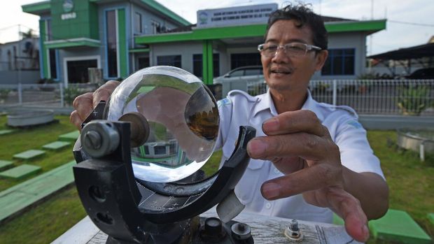 Petugas memeriksa alat pengukur intensitas penyinaran matahari (Campbell Stokes) di Laboratorium Terbuka BMKG, Serang, Banten.