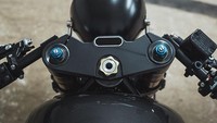 Proyek modifikasi ini dimulai dengan melucuti seluruh komponen BMW K100. Selanjutnya sasis disesuaikan dengan subframe baru dan rangka belakang dibentuk ulang.Foto: Drivemag