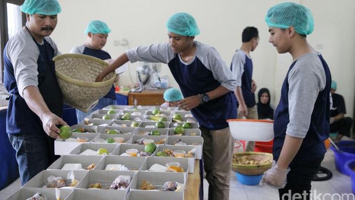 Masjid bagikan makanan gratis selama Ramadhan