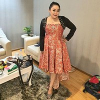 Inilah sosok Yan Vellia, istri Didi Kempot yang setia mendampingi sang suami hingga meninggal dunia. Didi Kempot meninggal dunia pada Selasa (5/5/2020) pagi. Saat dibawa ke RS Kasih Ibu, Goodfather of Brokenheart itu sudah dalam keadaan henti jantung. Foto: Instagram @yanvellia_dkmanagement