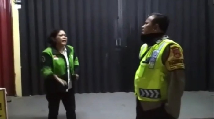 Screenshot video viral driver ojol protes dibubarkan polisi di Jambi