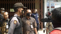 Walikota Surakarta FX Hadi Rudyatmo melayat Didi Kempot di RS Kasih Ibu, Solo. Dia datang dengan mengenakan batik dan masker warna hitam.