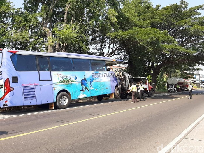 Kecelakaan beruntun yang melibatkan tiga kendaraan besar terjadi di Jalan Raya Pantura Paiton. Lima orang tewas dalam kecelakaan tersebut.