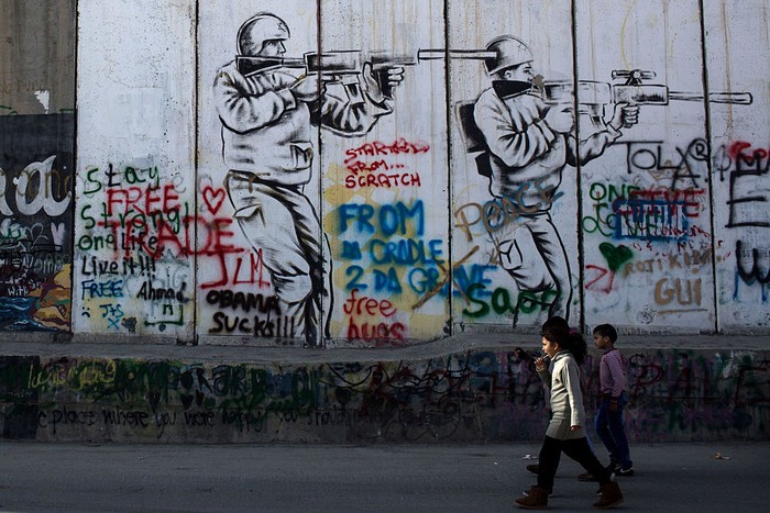 Israel yang ketakutan dengan bom pejuang Palestina membangun tembok perbatasan Yerusalem. Begini kehidupan di tembok perbatasan saat dipotret 3 tahun lalu.