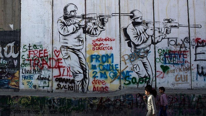 Israel yang ketakutan dengan bom pejuang Palestina membangun tembok perbatasan Yerusalem. Begini kehidupan di tembok perbatasan saat dipotret 3 tahun lalu.