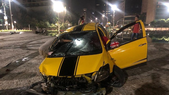 Mobil tabrak pembatas Bundaran HI