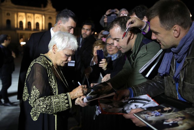Di usia senja, Judi ternyata masih memiliki banyak fans. Ketika muncul di premier film, ia selalu menyempatkan diri bertemu para penggemarnya. (Foto: Getty Images)