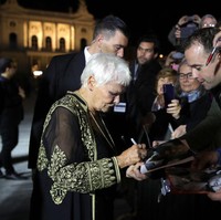 Di usia senja, Judi ternyata masih memiliki banyak fans. Ketika muncul di premier film, ia selalu menyempatkan diri bertemu para penggemarnya. (Foto: Getty Images)