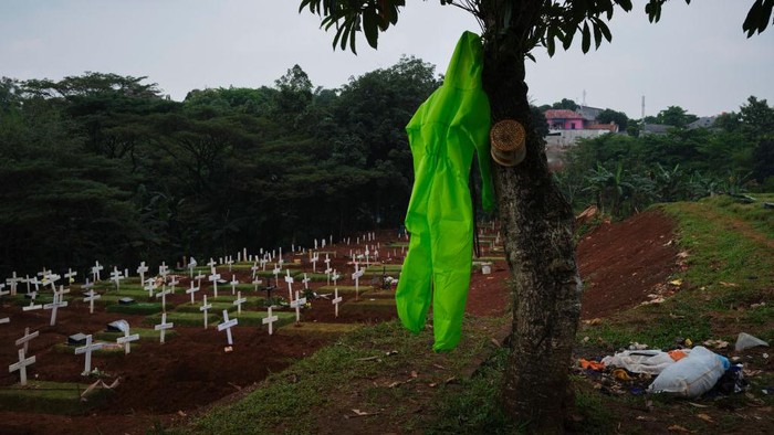 Penggali kubur untuk korban virus Corona disiagakan di TPU. Mereka dengan sigap menggali liang lahat saat ada jenazah yang akan dimakamkan. Begini potretnya.