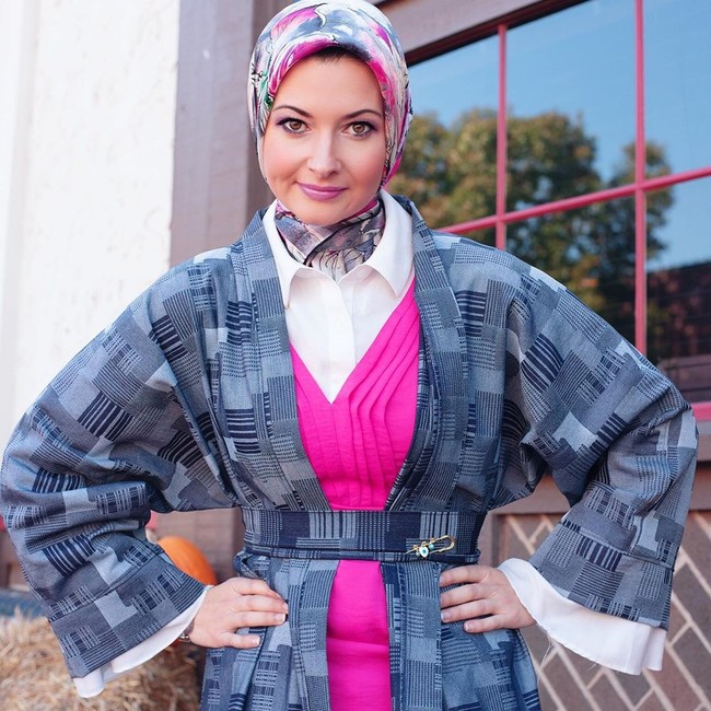 Lima belas tahun lalu, kehidupan dunia malam yang gemerlap, menjadi bagian dari kehidupan seorang Nicole Queen. Kala itu ia yang berprofesi sebagai fotografer dunia malam, menghabiskan sepanjang malamnya untuk mengabadikan hingar bingar pesta. Hidupnya pun bergulir, dari satu kelab malam ke kelab malam lain, di Dallas, Texas, Amerika Serikat. Foto: instagram @raisinglilmuslims