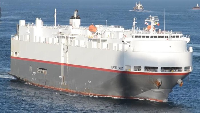 Kapal laut pengangkut mobil Nissan tertahan tidak bisa bongkar muat di pelabuhan Los Angels