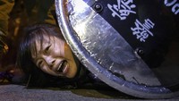 Seorang demonstran dihimpit polisi dalam aksi protes di Mongkok, Hong Kong (2/9/2019). Foto yang dijepret oleh Tyrone Siu ini menjadi pemenang kategori foto breaking news. Courtesy of Reuters via AP.