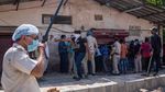 Polisi India Pukuli Warga yang Antre Beli Miras