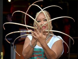 Wanita Pemilik Kuku Terpanjang Akhirnya Potong Kuku, Videonya Jadi Viral