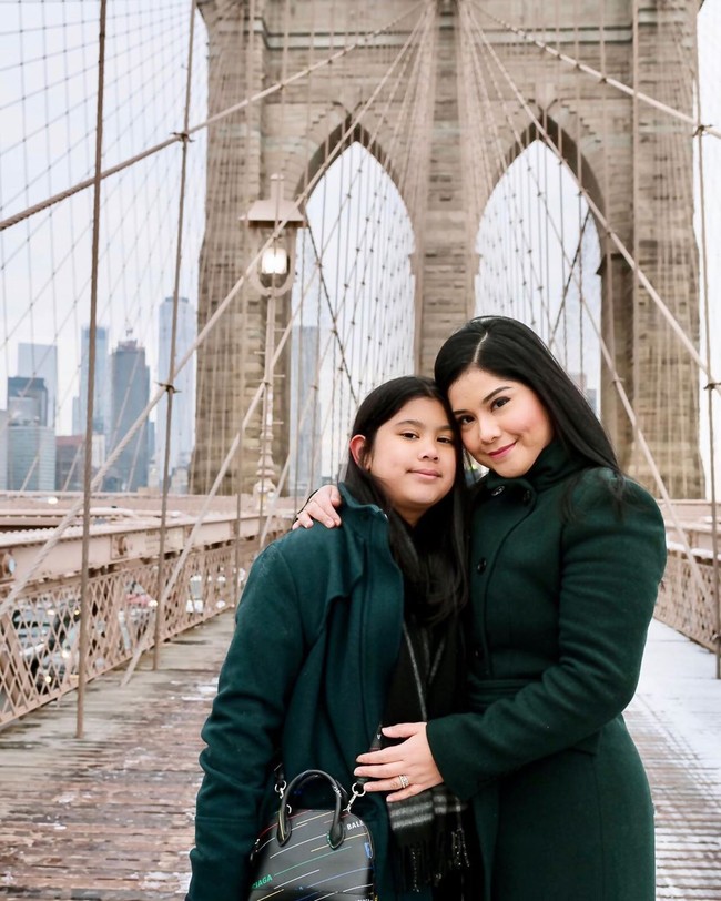 Annisa Pohan melahirkan putrinya Almira Tunggadewi Yudhoyono tepat di tanggal cantik yaitu Hari Kemerdekaan RI, 17-8-2008. Almira dilahirkan melalui proses caesar. Foto: Instagram @annisayudhoyono