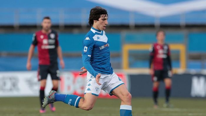 Sandro Tonali BRESCIA, ITALY - JANUARY 19: Sandro Tonali of Brescia Calcio in action during the Serie A match between Brescia Calcio and Cagliari Calcio at Stadio Mario Rigamonti on January 19, 2020 in Brescia, Italy. (Photo by Emilio Andreoli/Getty Images)