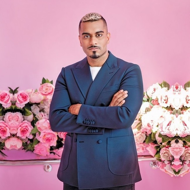 Umar Kamani adalah sosok dibalik kesuksesan retailer online PrettyLittleThing asal Inggris. Umar membangun bisnis fashion tersebut saat usianya masih 24 tahun. Umar adalah anak tengah dari keluarga pebisnis Kamani yang dikenal sebagai miliuner playboy.Foto: Instagram @umarkamani