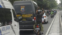 Beberapa warga yang ikut iring-iringan menggunakan sepeda motor terlihat mengabadikan momen menggunakan gadget. Agung Mardika/detikcom.
