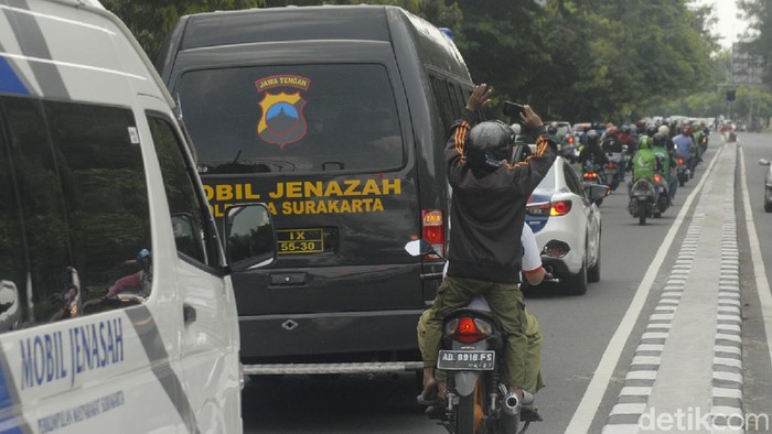 Iring-ringan mobil ambulans yang membawa jenazah Penyanyi Didi Kempot melintas di kawasan Manahan, Solo, Jawa Tengah, Selasa (5/5/2020).