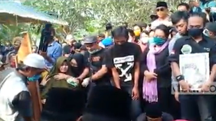 Jenazah Didi Kempot dikebumikan di Ngawi, Jawa Timur. Dalam prosesi penyambutan dan pemakaman sang istri pun tak kuasa menahan sedih hingga pingsan.