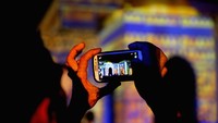 Para pengunjung mengabadikan momen tersebut dengan gadget mereka.