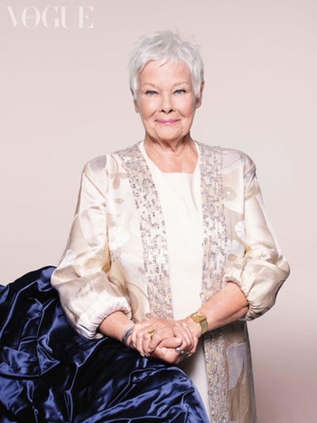 Dikabarkan Guardian, Judi Dench lantas menjadi perempuan tertua yang muncul di sampul depan Vogue Inggris dalam sejarah majalah yang kini berusia 104 tahun itu.  (Foto: Dok. British Vogue)