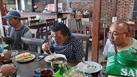 Pulang ke Solo, Didi Kempot pun menyempatkan waktu untuk mampir ke salah satu restoran langganannya. Ia terlihat menikmati semangkuk hangat sop iga. Foto: Istimewa
