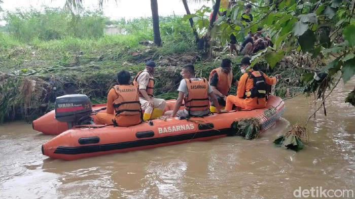 Warga Cilegon hilang terseret arus di kali.