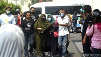 Keluarga berdatangan untuk melihat jenazah Didi Kempot di RS Kasih Ibu.