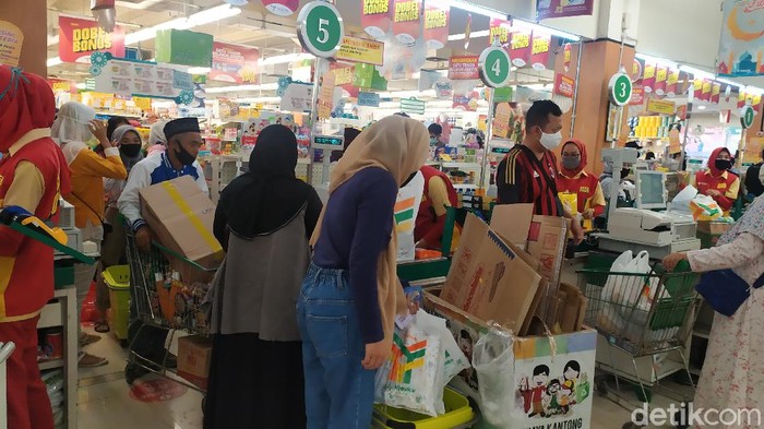 Warga cianjur padati pusat belanja jelang psbb