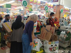 Jelang PSBB Besok, Warga Cianjur Padati Pusat Perbelanjaan