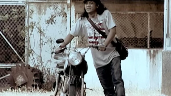 Didi Kempot saat mendorong motor jadul