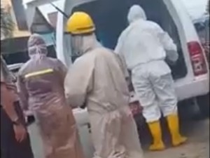 Heboh Wanita di Polman Tergeletak di Sisi Jalan Dievakuasi Petugas Pakai APD