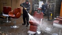 Kursi-kursi di jasa pemotongan rambut di samping Sungai Calder, Mytholmroyd, Yorkshire Barat, Inggris, dibersihkan usai kebanjiran pada 10 Februari 2020 lalu. Anthony Devlin/Getty Images.