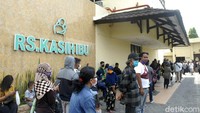 Warga berdatangan ke RS Kasih Ibu, Solo. Mereka menunggu di uar gedung untuk melihat jenazah penyanyi campurcari tersebut.