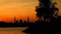 Dirancang bergaya Maroko, masjid ini tampak mewah dengan lapisan batu pualam putih. Masjid ini juga memiliki kubah-kubah khas Ottoman sebanyak 82 kubah.