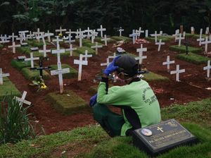 Pemprov DKI Cairkan Insentif Penggali Kubur Jenazah COVID yang Tertunda