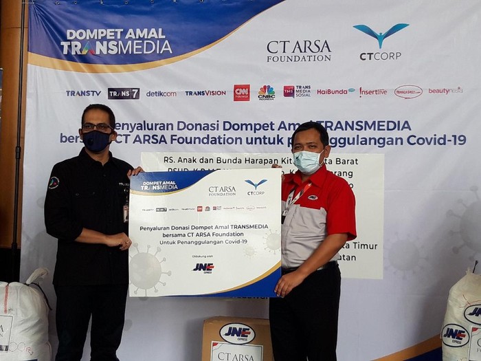 Transmedia dan CT Arsa Serahkan Bantuan 1.560 APD