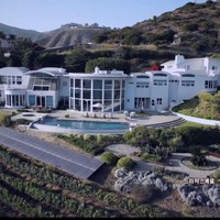 Rumah Kim Tan saat masih berada di California, Los Angeles, sangatlah mewah. Rumah dari serial The Heirs ini dikatakan memiliki tujuh kamar tidur, sembilan kamar mandi dan kolam renang pribadi nan luas. Foto: Istimewa