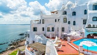Yang uniknya lagi, karena letaknya di tebing bentuk hotel jadi berteras-teras. Ada 13 teras dengan jumlah kamar mencapai 72 buah. (iStock)