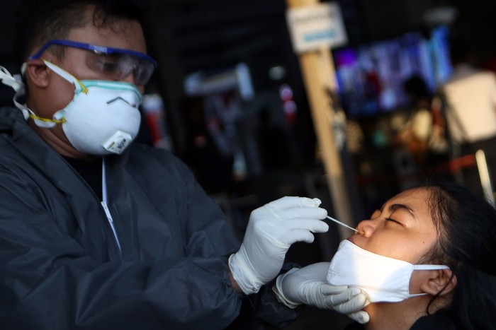 Pemerintah Kota Bekasi menggelar tes massal corona terhadap penumpang KRL di Stasiun Bekasi. Tes kali ini menggunakan alat yang lebih akurat berupa polymerase chain reaction (PCR). Agung Pambudhy/Detikcom. 

1. Penumpang Commuter line mengikuti test massal COVID 19 dengan metode polymerase chain reaction (PCR) di Stasiun Bekasi, Jawa Barat, Selasa (5/5/2020).
2. Sebanyak 300 penumpang kereta dipilih secara random mengikuti tes ini. 
3. Metode tes PCR adalah mengetes spesimen yang diambil dari dahak di dalam tenggorokan dan hidung lalu diswab. 
4. Tes ini dianggap paling akurat dibandingkan rapid test yang hanya untuk mendeteksi reaksi imun dalam tubuh.
5. Data terkini kasus positif Covid-19 di Kota Bekasi telah mencapai 249 orang. Pasien sembuh corona 126, dalam perawatan 95, sedangkan meninggal 28 orang.
6. Test ini dibantu petugas dari RSUD Kota Bekasi dan Dinkes Kota Bekasi.
7. Sebelum masuk ke stasiun, penumpang lebih dulu menjalai tes PCR secara acak. Setelah itu, sampel lemdir dari hidung akan diuji di Labiratorium Kesehatan Kota Bekasi.
8. Hasil pemeriksaan ini diharapkan memberi gambaran kondisi penumpang ‎KRL apakah ada yang terpapar COVID-19 atau tidak.
9. Sebelumnya di KRL ada tiga orang yang dinyatakan positif virus COVID-19 berdasarkan hasil test swab PCR yang dilakukan pada 325 calon‎ penumpang dan petugas KAI di Stasiun Bogor. 
10. Sejumlah kepala daerah meminta pemerintah pusat untuk menstop operasional KRL guna menghambat penyebaran virus COVID-19
11. Hingga 4 Mei 2020 di Indonesia terdapat 11.587 kasus COVID-19 dengan kasus kematian 864 meninggal dan 1.954 sembuh.
12. Sampai kemarin pemerintah telah menguji 112.965 spesimen dari 83.012 orang di 46 laboratorium.